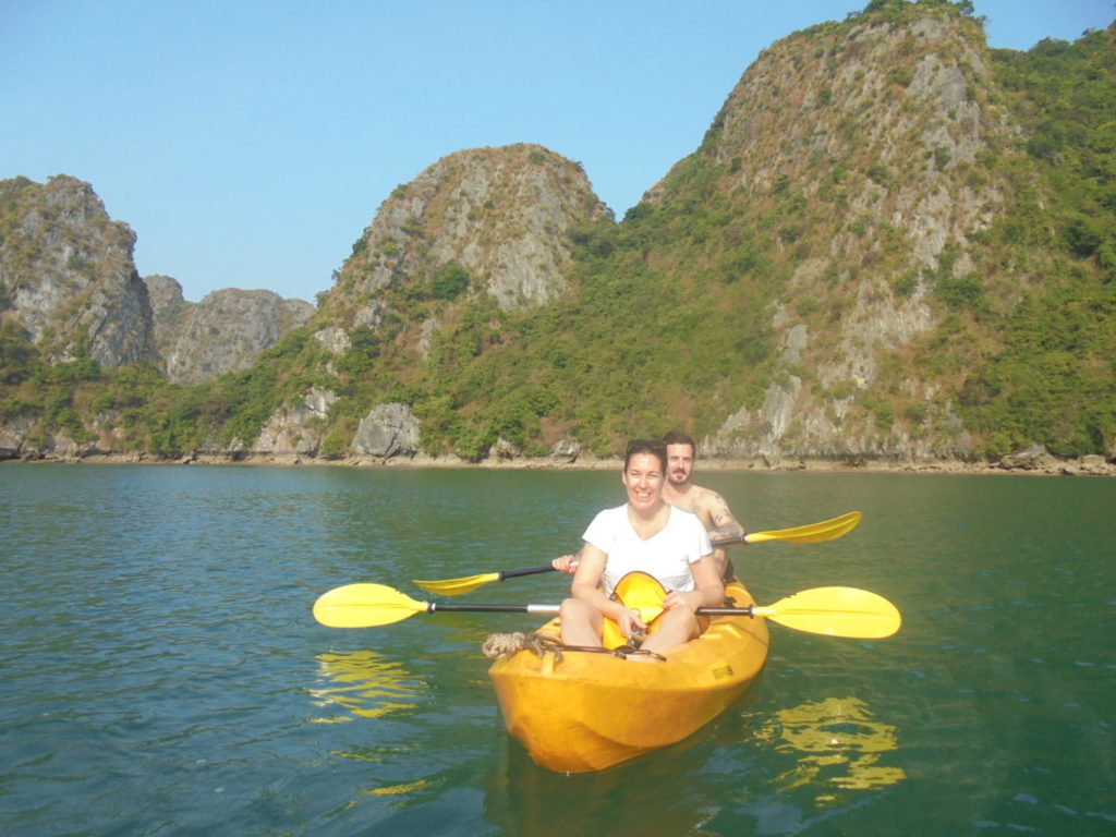 Kajak in der Halong Bucht in Vietnam