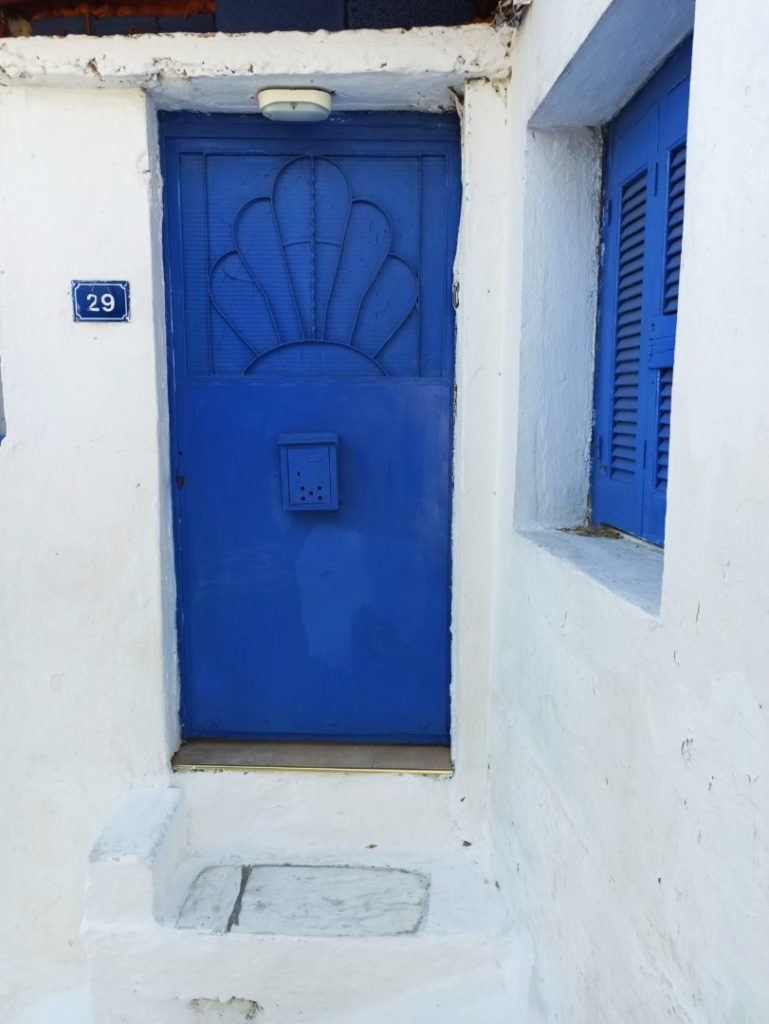 blaue Tür in Griechenland